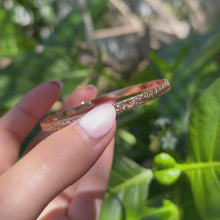 Load and play video in Gallery viewer, Shiny Maile Hibiscus &amp; Plumeria 4mm Hawaiian Bangle in 14K Pink Gold
