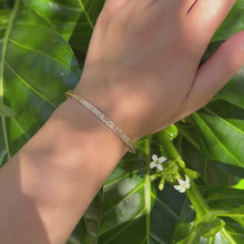 Load and play video in Gallery viewer, Shiny Maile Hibiscus &amp; Plumeria 4mm Hawaiian Bangle in 14K Pink Gold
