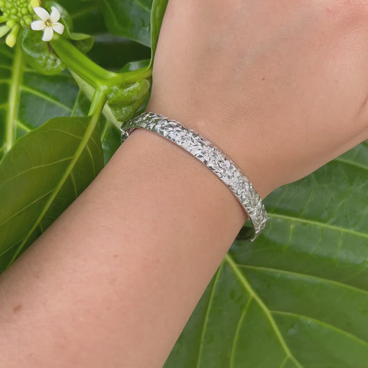 Hawaiian Bracelet in white gold on hand 