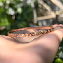 Load image into Gallery viewer, Shiny Maile Hibiscus &amp; Plumeria 4mm Hawaiian Bangle in 14K Pink Gold
