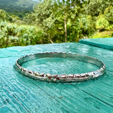 Load image into Gallery viewer, Platinum Long Leaf Maile 6mm Hawaiian Bangle
