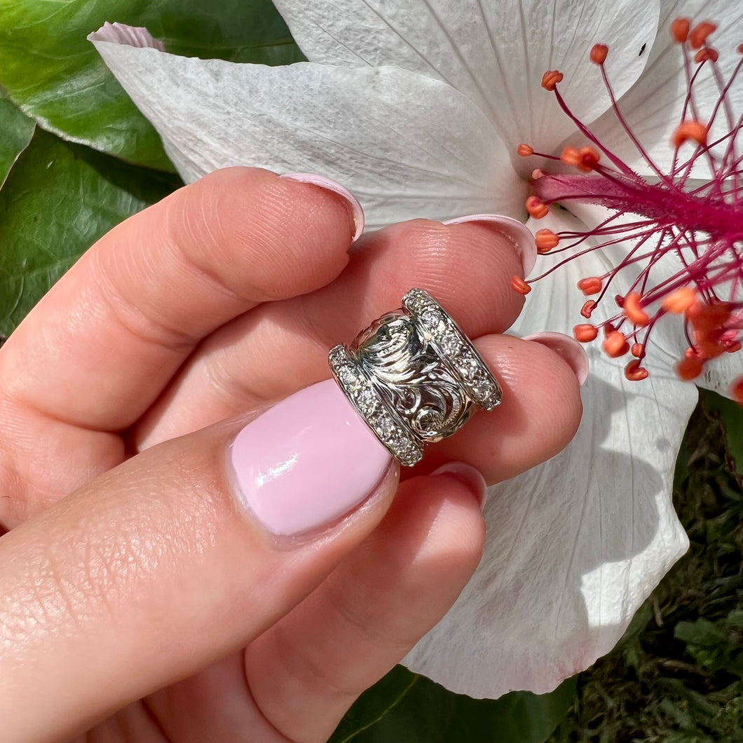 Large Old English Hawaiian Bead with Hibiscus and Diamond Border