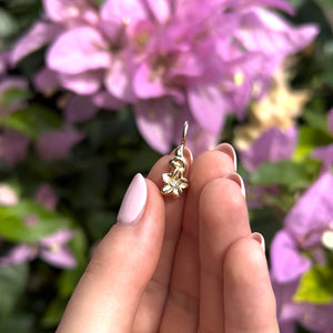 Hawaiian flower pendant with diamond 