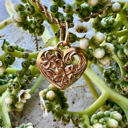 Heart pendant with Hawaiian flowers