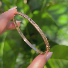 Load and play video in Gallery viewer, Shiny Maile Hibiscus &amp; Plumeria 4mm Hawaiian Bangle in 14K Pink Gold
